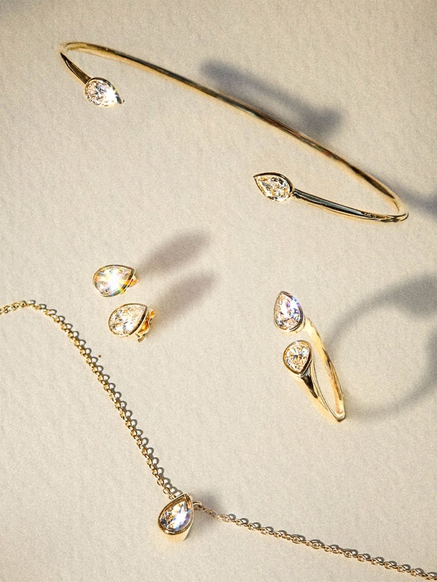 18k yellow gold Romance Pear Diamond Droplet necklace with set